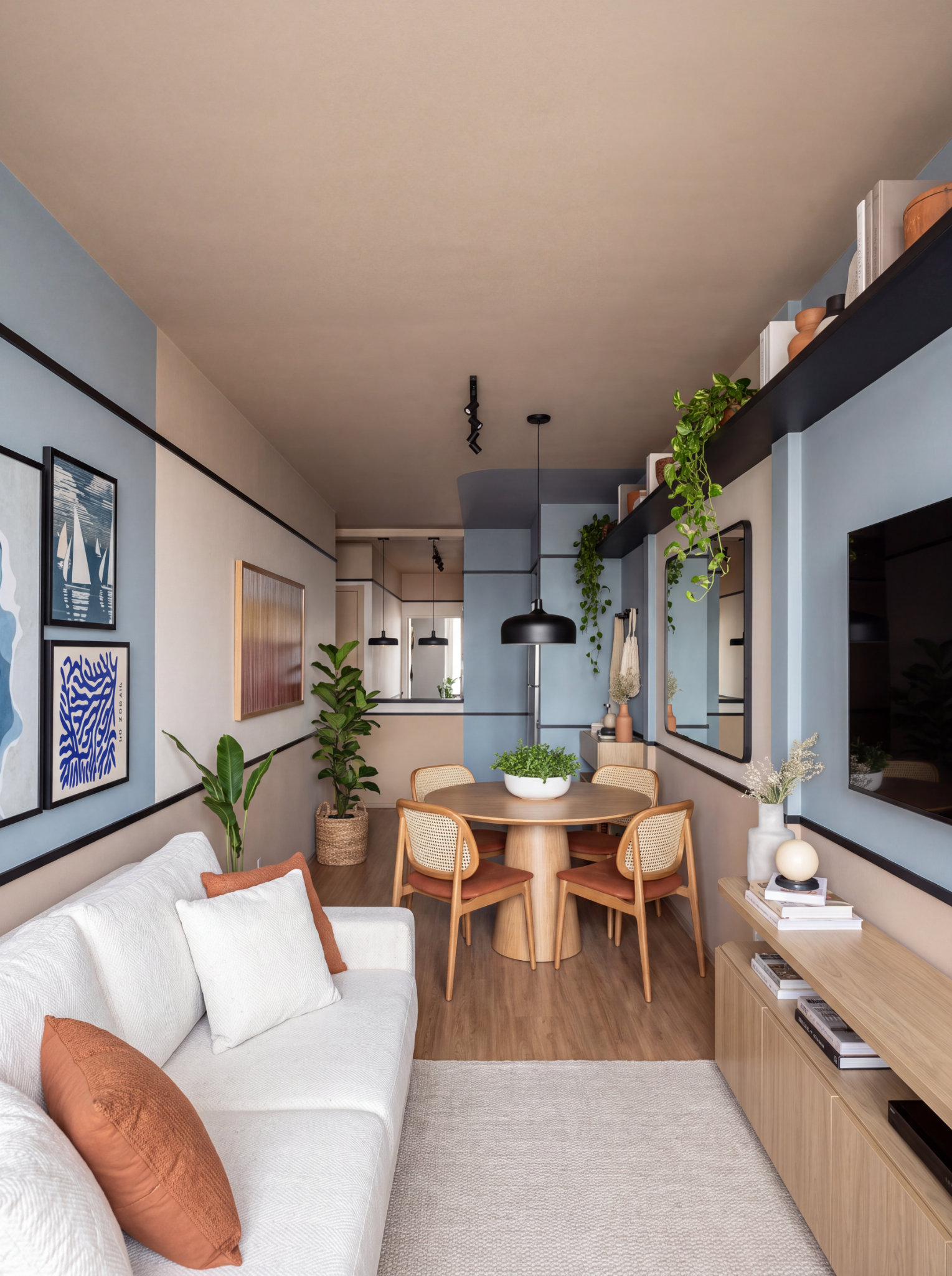 Sala de estar e jantar com pintura azul e bege